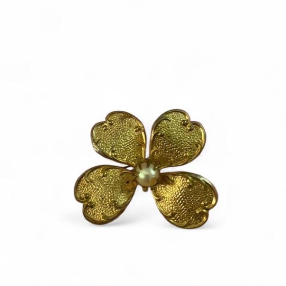 Elegant Gold Flower Brooch